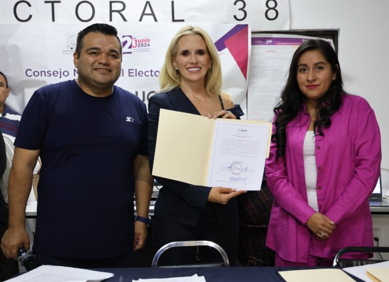 Recibe Romina contreras constancia de mayoría como presidenta municipal electa de Huixquilucan