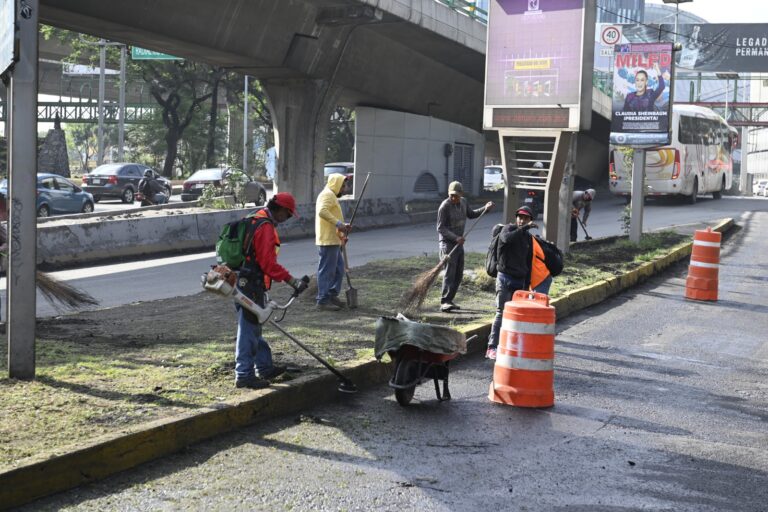 Limpian en Naucalpan laterales de Periférico