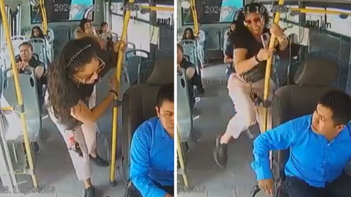 Mujer enfurece y patea a conductor de transporte en Puebla