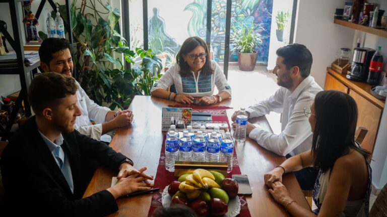 RECIBE ALEIDA ALAVEZ A OBSERVADORES ELECTORALES DE ARGENTINA