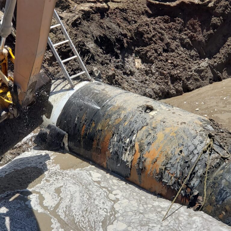 Contiene CAEM fuga en el Macrocircuito a la altura del municipio de Nezahualcóyotl y avanza en su reparación