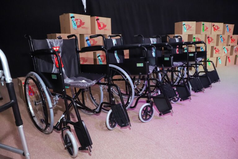 Mary Gómez entregó apoyos funcionales a Tlalnepantlenses que solicitaron al DIF municipal