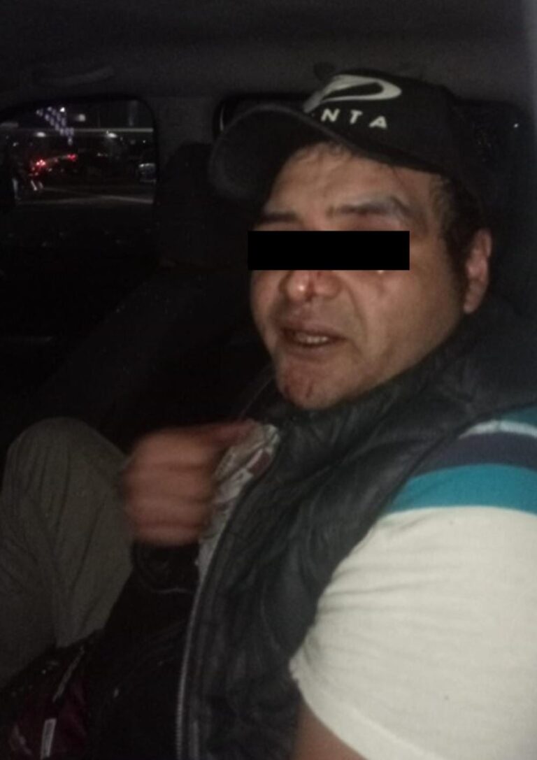 Policía de Tlalnepantla detienen a sujeto que espiaba a menor de edad en los baños de una tienda de conveniencia