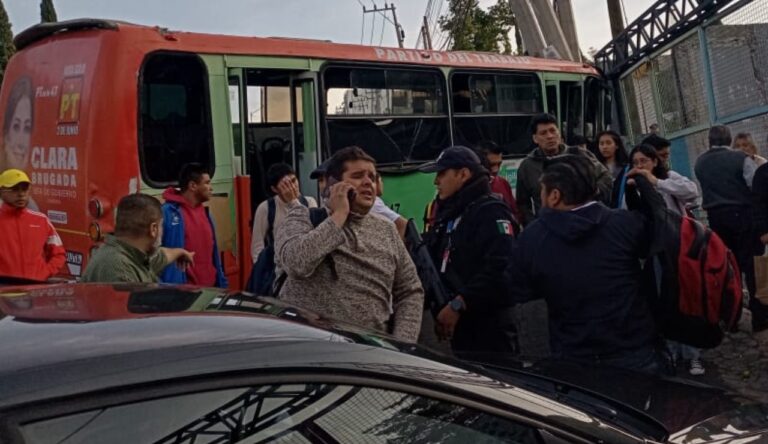 Autobús con pasajeros se estrella contra poste dejando 18 lesionados en AO