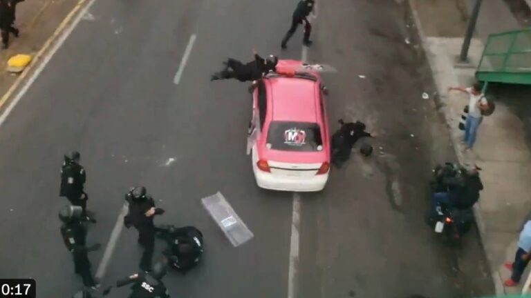 Taxista embiste a policías durante protesta en Insurgentes Sur
