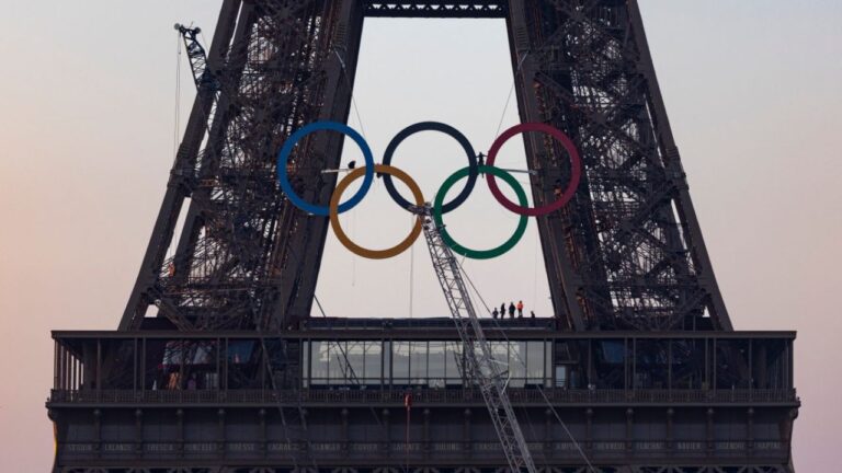 Los anillos olímpicos ya lucen en la Torre Eiffel