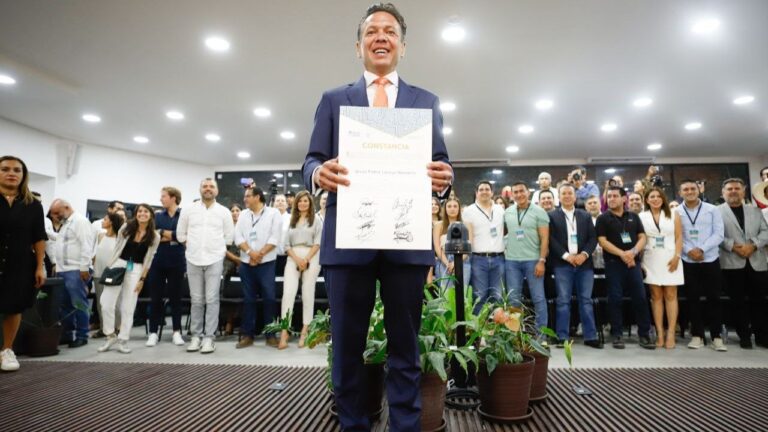 Pablo Lemus recibe constancia como gobernador electo de Jalisco