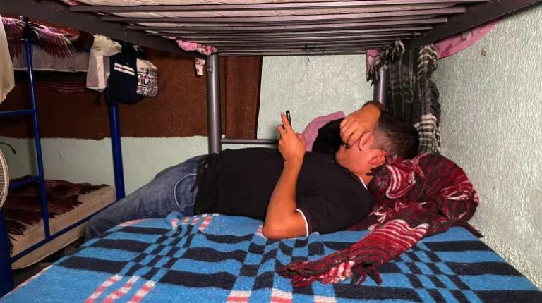 Albergue en Ciudad Juárez construye ‘casitas’ para migrantes