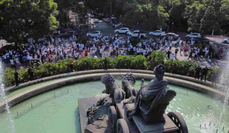 Aficionados del Real Madrid celebran el título de la Champions en CDMX