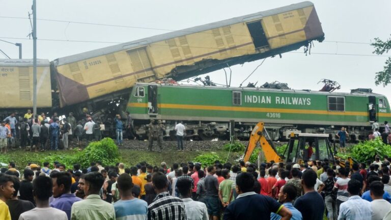 Al menos ocho muertos en un choque de trenes en el este de India