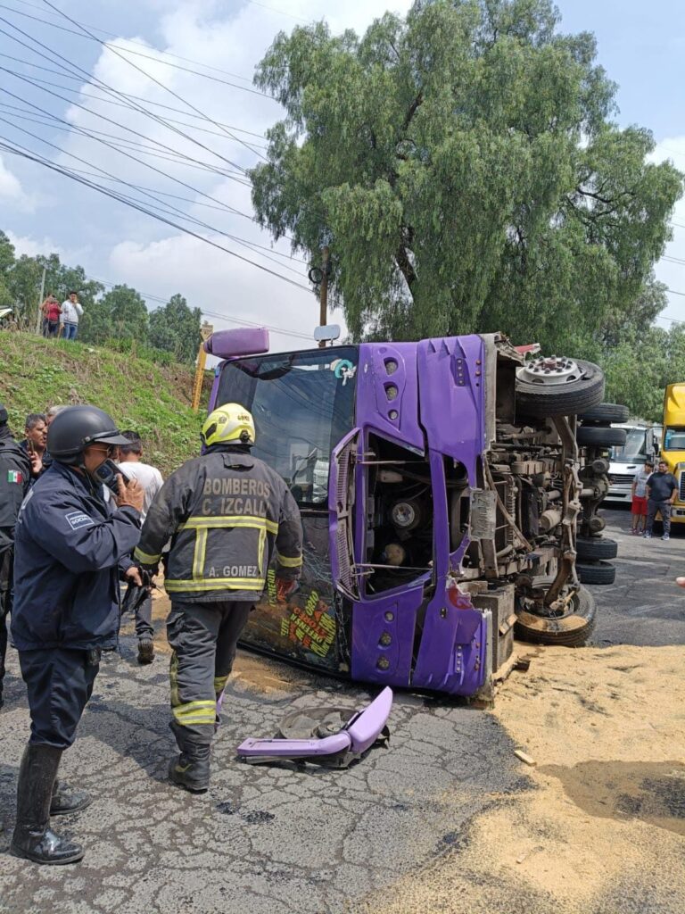 Volcadura de Camión de Transporte Público deja 7 lesionados en la Autopista México-Querétaro