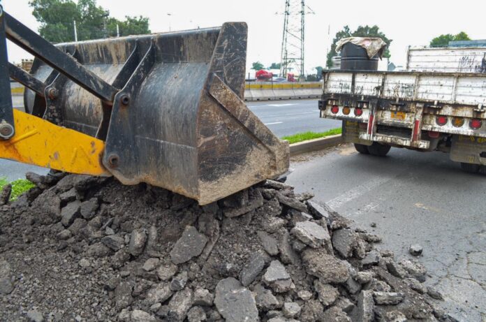 Continúan trabajos de bacheo y renivelación en la Autopista México-Querétaro