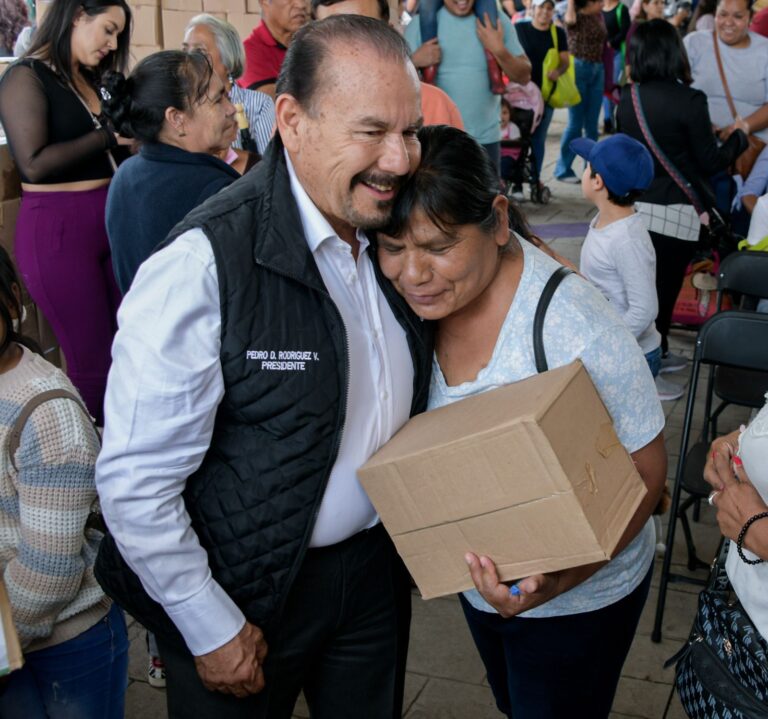 Pedro Rodríguez entrega apoyos alimentarios a familias de Atizapán