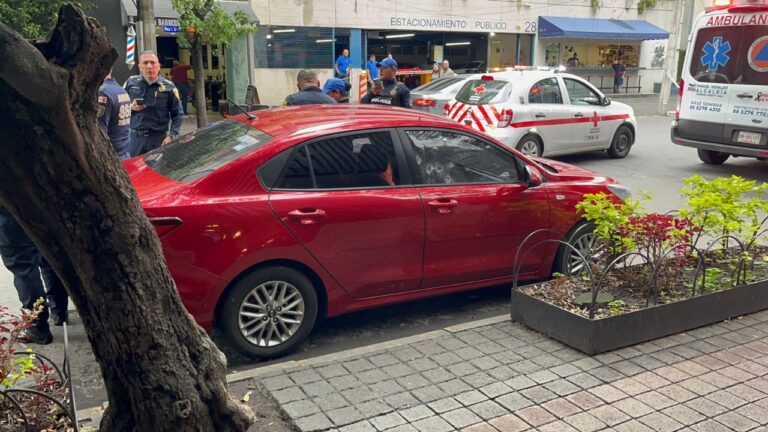 Balean a tripulantes de vehículo en calles de la colonia Anzures