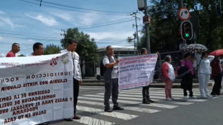 Trabajadores de Salud bloquean Revolución y Barranca del Muerto por falta de pagos