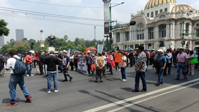 Manifestantes bloquean Eje Central y Av. Juárez