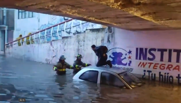 Rescatan a automovilista que quedó atrapado al inundarse el bajo puente de Ozumbilla