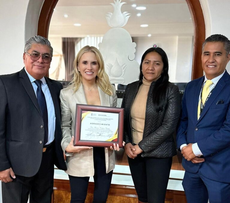Dirección de Telesecundarias del Edomex reconoce a Romina Contreras por apoyar la educación