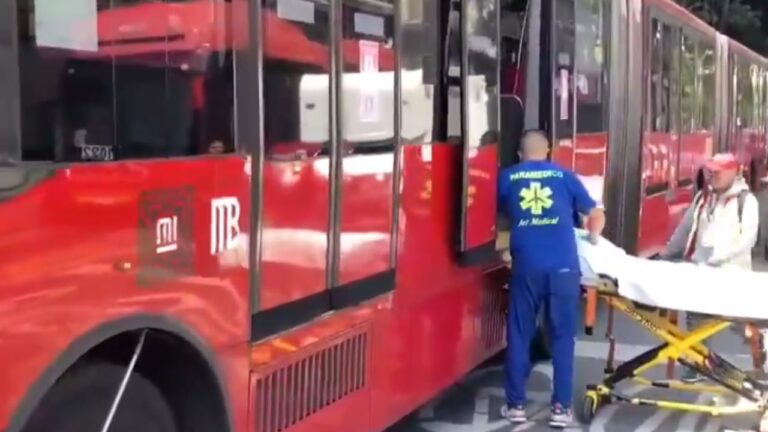 Motociclista provoca que Metrobús frene de golpe sobre Insurgentes; hay 12 heridos