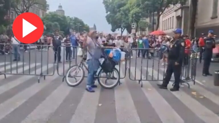 Vendedor de tacos de canasta agredió con salsa y taquitos a un policía en el Zócalo