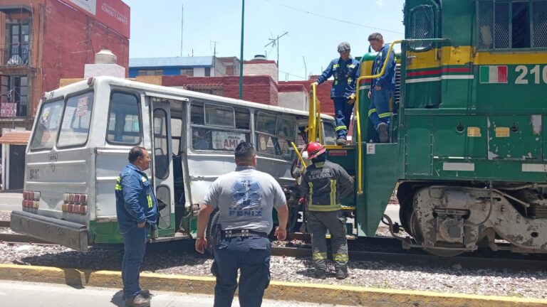 Tren impacta microbús con pasajeros en Tlalnepantla