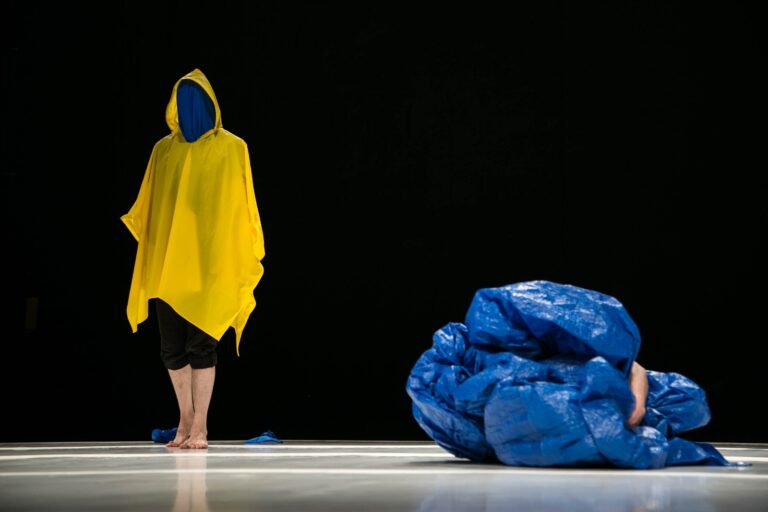 La obra La cabeza en azul regresa al Foro La Caja como parte de un proyecto comunitario