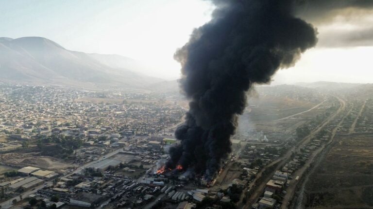 Incendio arrasa con tres naves industriales en Tijuana