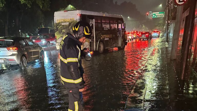 Bomberos de la CDMX atienden múltiples inundaciones tras lluvias intensas