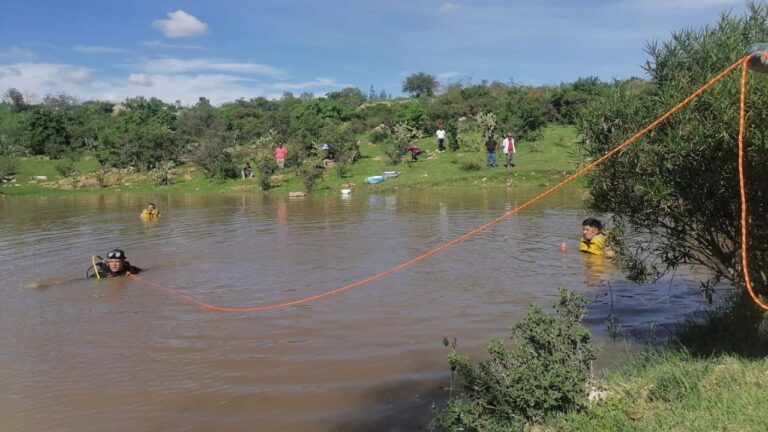 Joven intenta salvar a una menor y ambos mueren ahogados en un lago de Jalisco