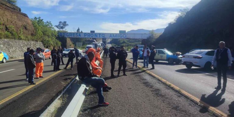 Caos por bloqueos de taxistas en autopista hacia Atlixco