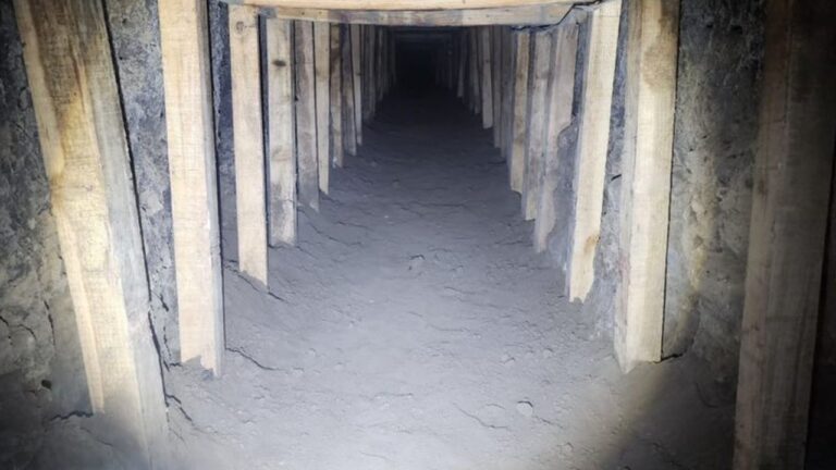 Descubren túnel para huachicoleo en Acolman, Edomex