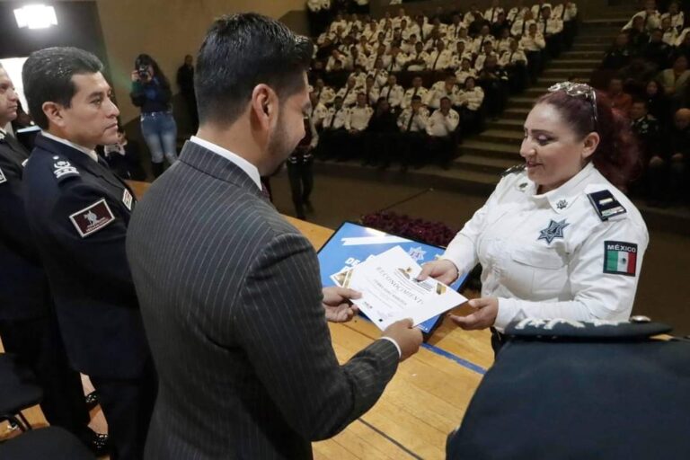 Entrega de Estímulos y Recompensas a Policías y Rescatistas en Nezahualcóyotl
