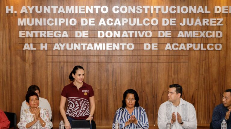 Con ayuda internacional por Otis, la AMEXCID entrega cuatro camiones de basura para el Puerto de Acapulco