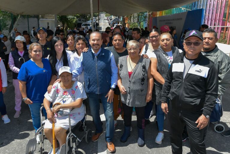 Entrega Pedro Rodríguez rehabilitación de calle Loma Verde en la colonia San Juan Ixtacala Plano Norte