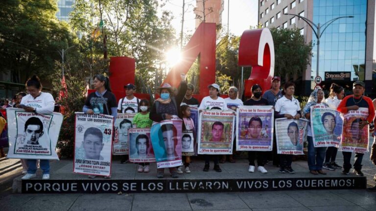 AMLO revela agenda de Sheinbaum: se reunirá con padres de normalistas de Ayotzinapa
