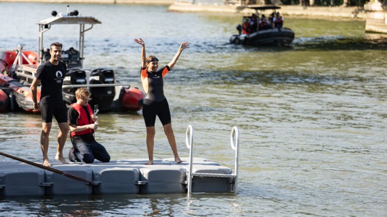 Nada en río Sena la alcaldesa de París para mostrar limpieza previo a Juegos Olímpicos