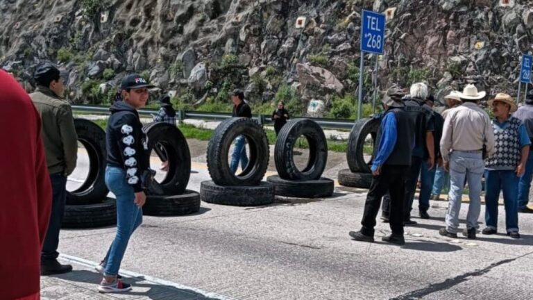 Ejidatarios llevan 57 horas de bloqueo en Arco Norte; amenazan con detonar puente