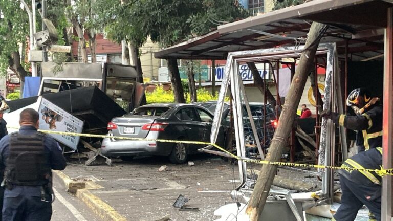 Automóvil se impacta contra puesto de periódicos sobre Calzada de Tlalpan