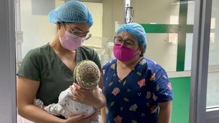 Médicos del IMSS salvan a bebé que fue apuñalada por su mamá al nacer
