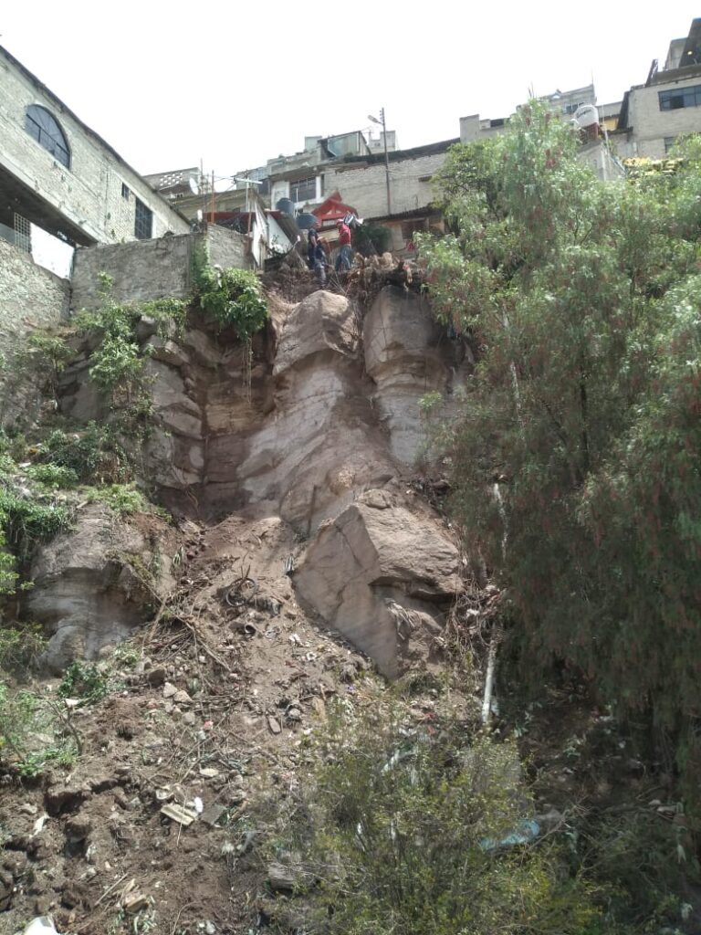 Actúan Protección Civil y Seguridad de Tlalnepantla de forma preventiva ante desprendimiento de rocas en Tenayuca