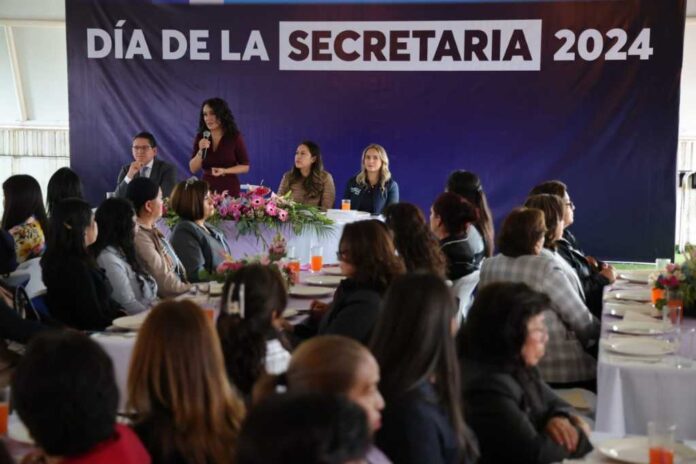 Reconoce Huixquilucan la labor y dedicación de las secretarias