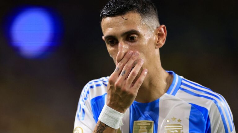 Detienen a dos barrabravas por las amenazas al futbolista Di María en Argentina