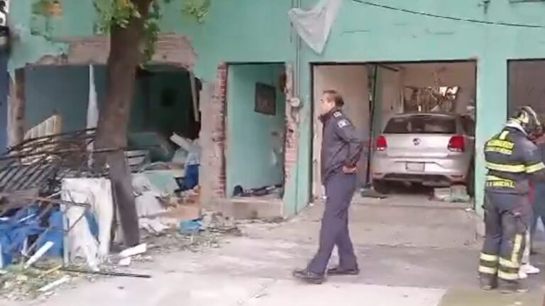 Explota casa en Avenida Patriotismo; hay dos perritos lesionados