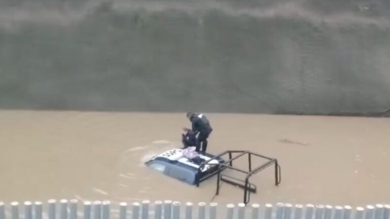 Policías se quedan atrapados en su patrulla por inundaciones en Cuautitlán Izcalli