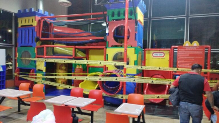 Seis niños resultan lesionados por caída de juegos infantiles en restaurante de la Benito Juárez