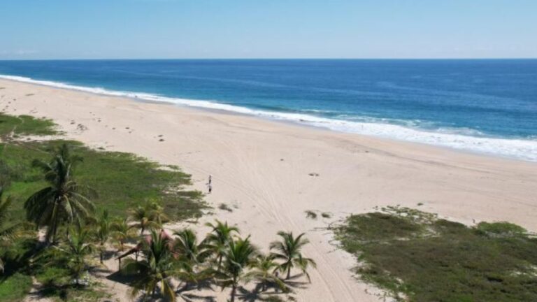 Mueren ahogados rescatista y viejito en playa Agua Dulce de Oaxaca