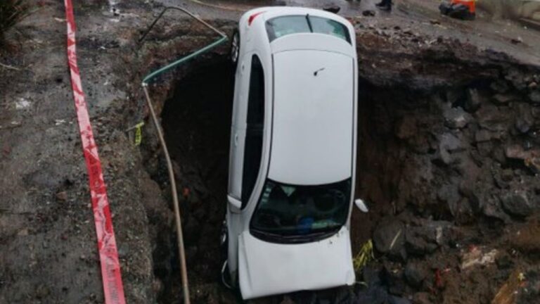 Conductor cae a enorme socavón en Xochimilco