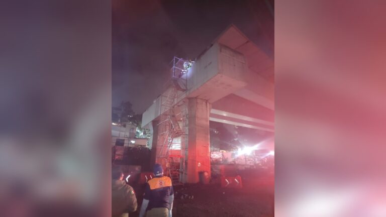 Dos soldadores caen de estructura del Tren México-Toluca; resultan con lesiones graves