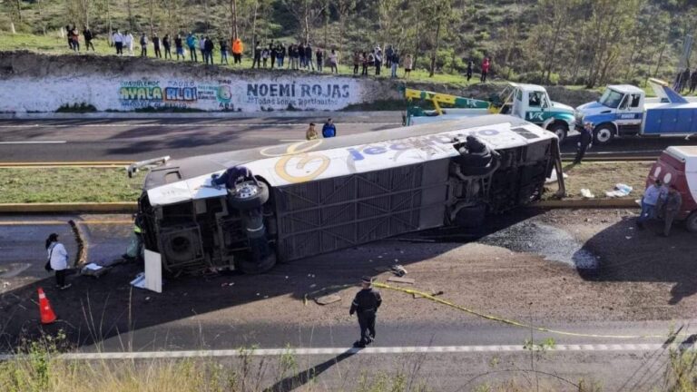 Un muerto y 12 heridos en choque entre tráileres y autobús de pasajeros en Tepetlaoxtoc