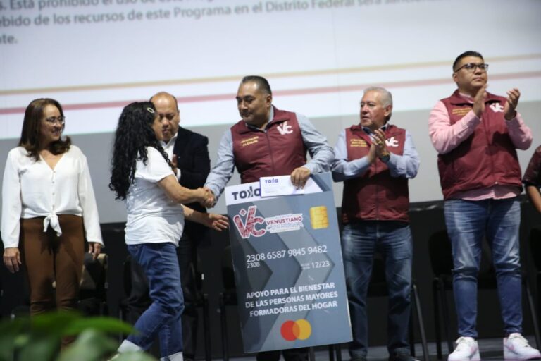 Entrega alcaldía Venustiano Carranza apoyos económicos